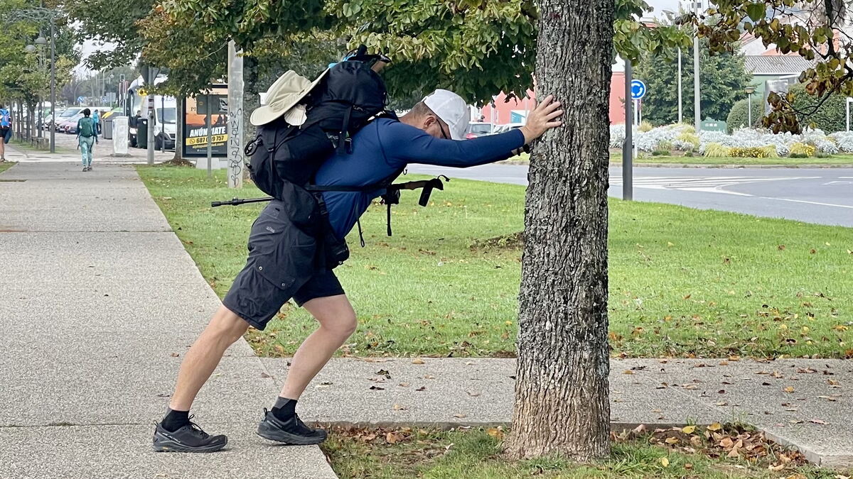 Stretching my calves for the last kilometers into Santiago de Compstela